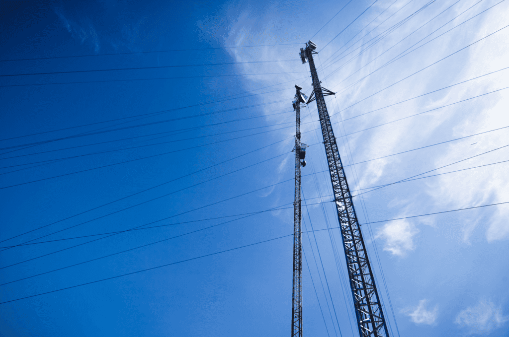 Torre telecom estaiada